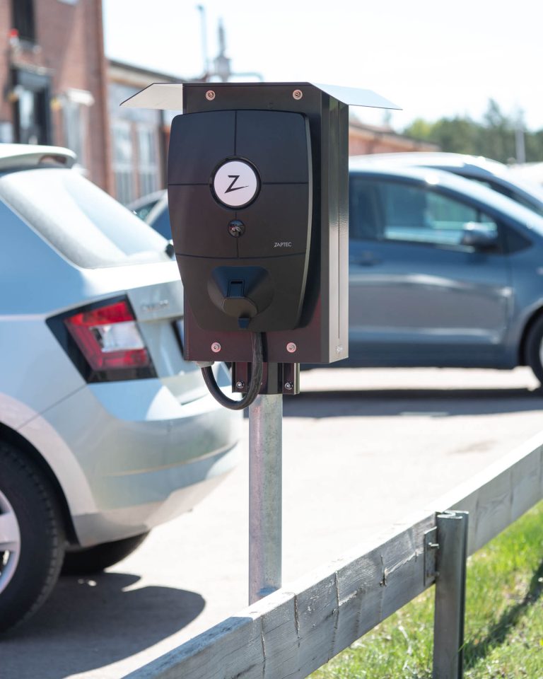 Polebox 270 D för dubbelmontage av laddboxar. Här fäst med Rörfäste Plank- och fasad 60-540.
