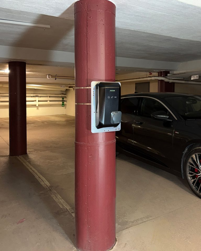 Poleplate 300 Tak monterad med stålband på pelare