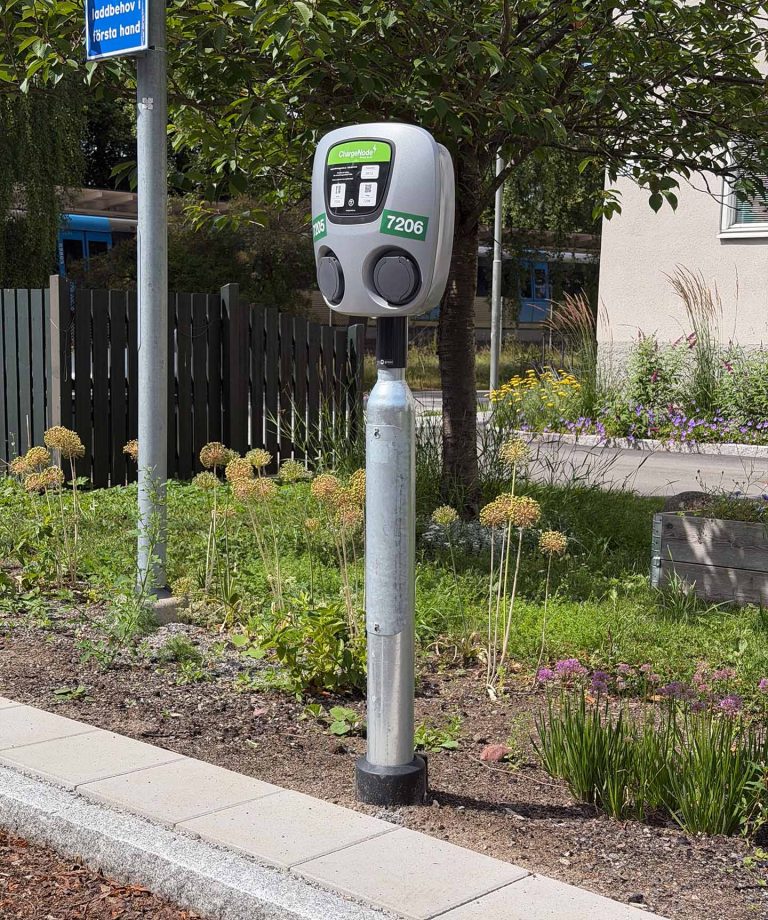 Poleplate 330 med laddboxstolpe Laddboxstolpe Avtrappad 108 – 60 med lucka och fundament GP 108