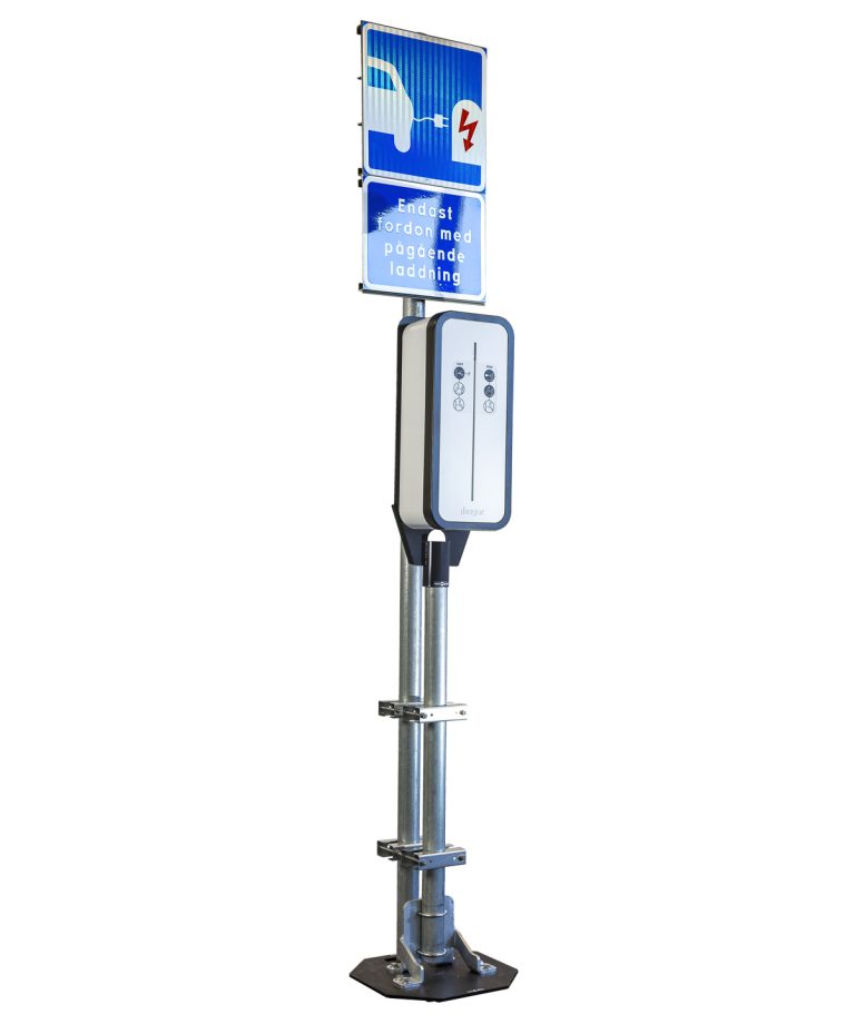 Produktbild Next Green Skyltrörsfäste 60 för montering av ett 60 mm stolprör parallellt på ett befintligt 60 mm stolprör. Här med Next Green Poleplate.