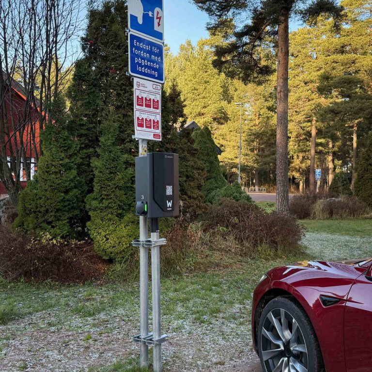 Produktbild Next Green Skyltrörsfäste 60 för montering av ett 60 mm stolprör parallellt på ett befintligt 60 mm stolprör.