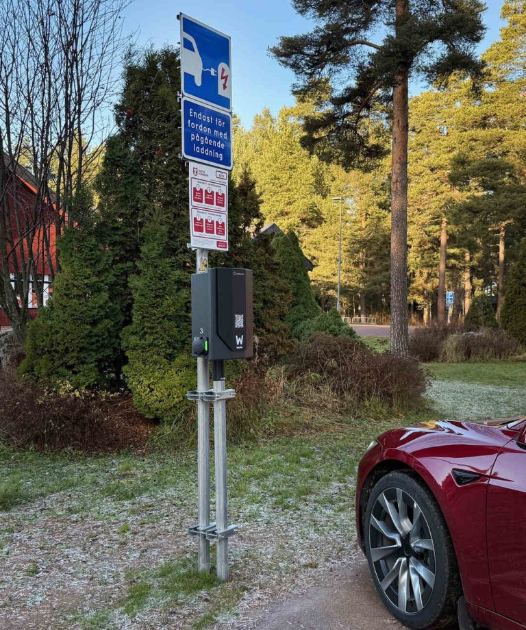 Produktbild Next Green Skyltrörsfäste 60 för montering av ett 60 mm stolprör parallellt på ett befintligt 60 mm stolprör.