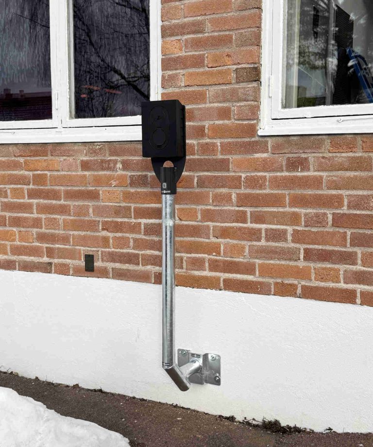 Vinkelfäste 60-1000 med laddboxhållare Next Green Poleplate 180 G och laddbox Zaptec Go