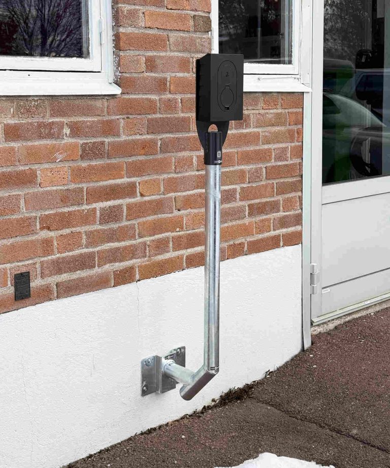 Vinkelfäste 60-1000 med laddboxhållare Next Green Poleplate 180 G och laddbox Zaptec Go