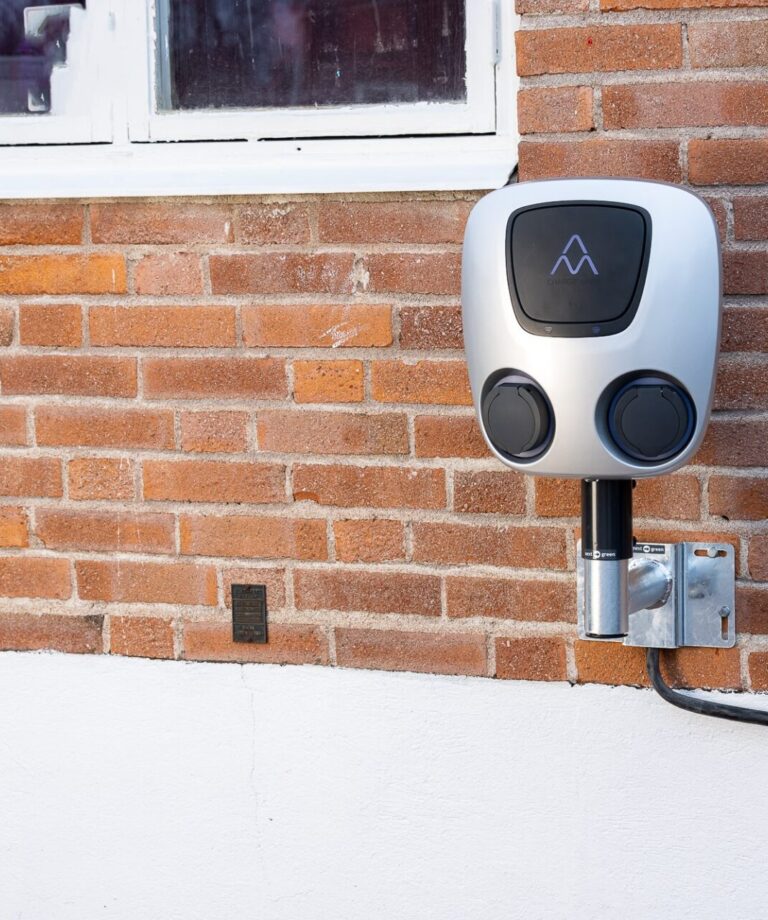 Vinkelfäste 60-1000 med laddboxhållare Next Green Poleplate 330 och laddbox Charge Amps Aura