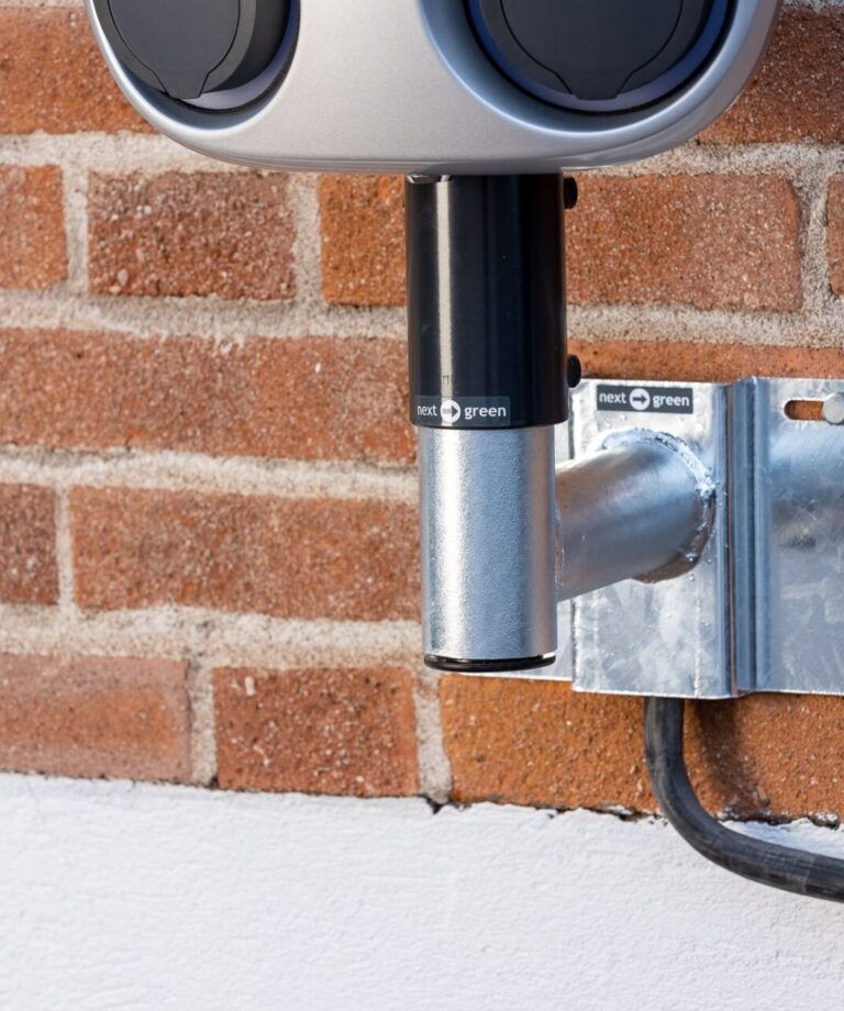 Vinkelfäste 60-1000 med laddboxhållare Next Green Poleplate 330 och laddbox Charge Amps Aura