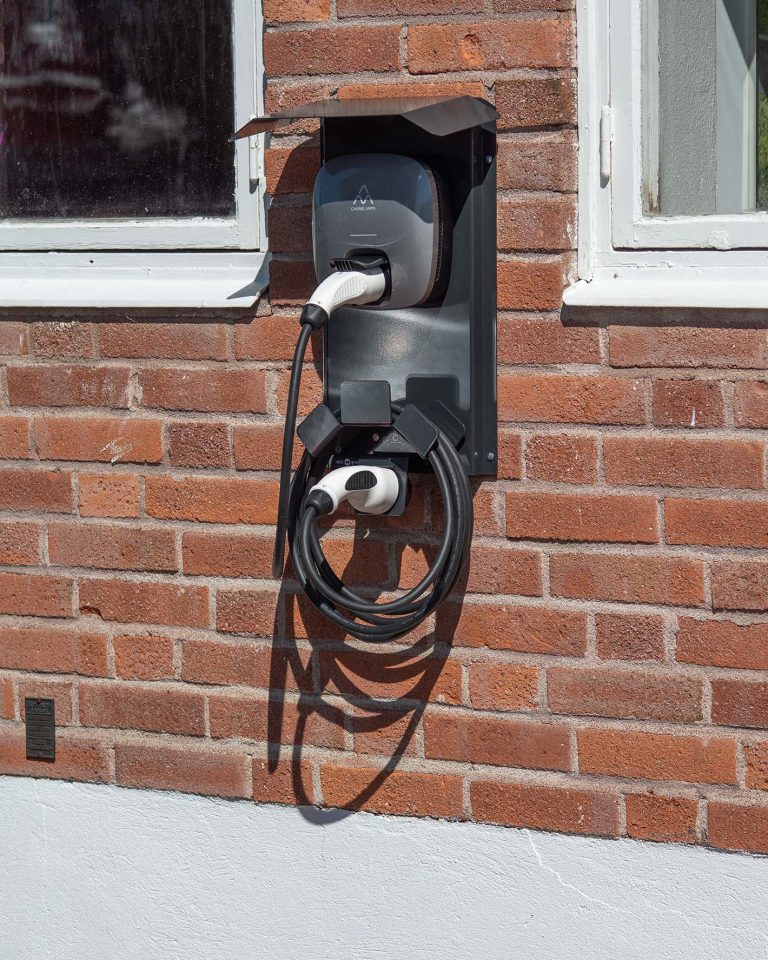 Laddboxhållare Wallplate 250 med kabelhållare Dyantona T2. Här med Charge Amps Luna